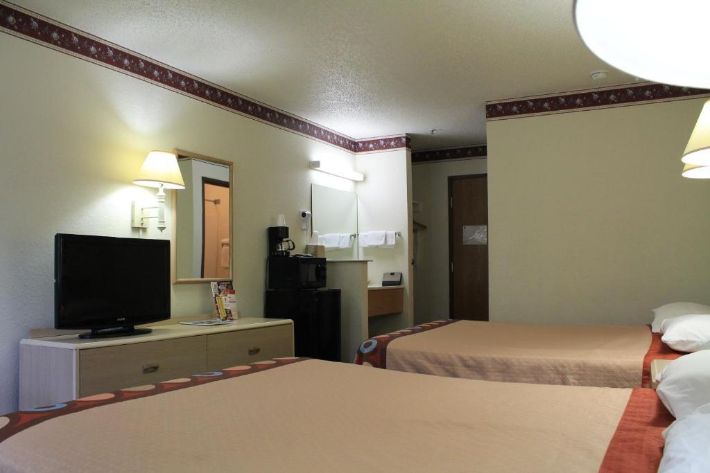 Super 8 By Wyndham San Antonio/fiesta Hotel San Antonio